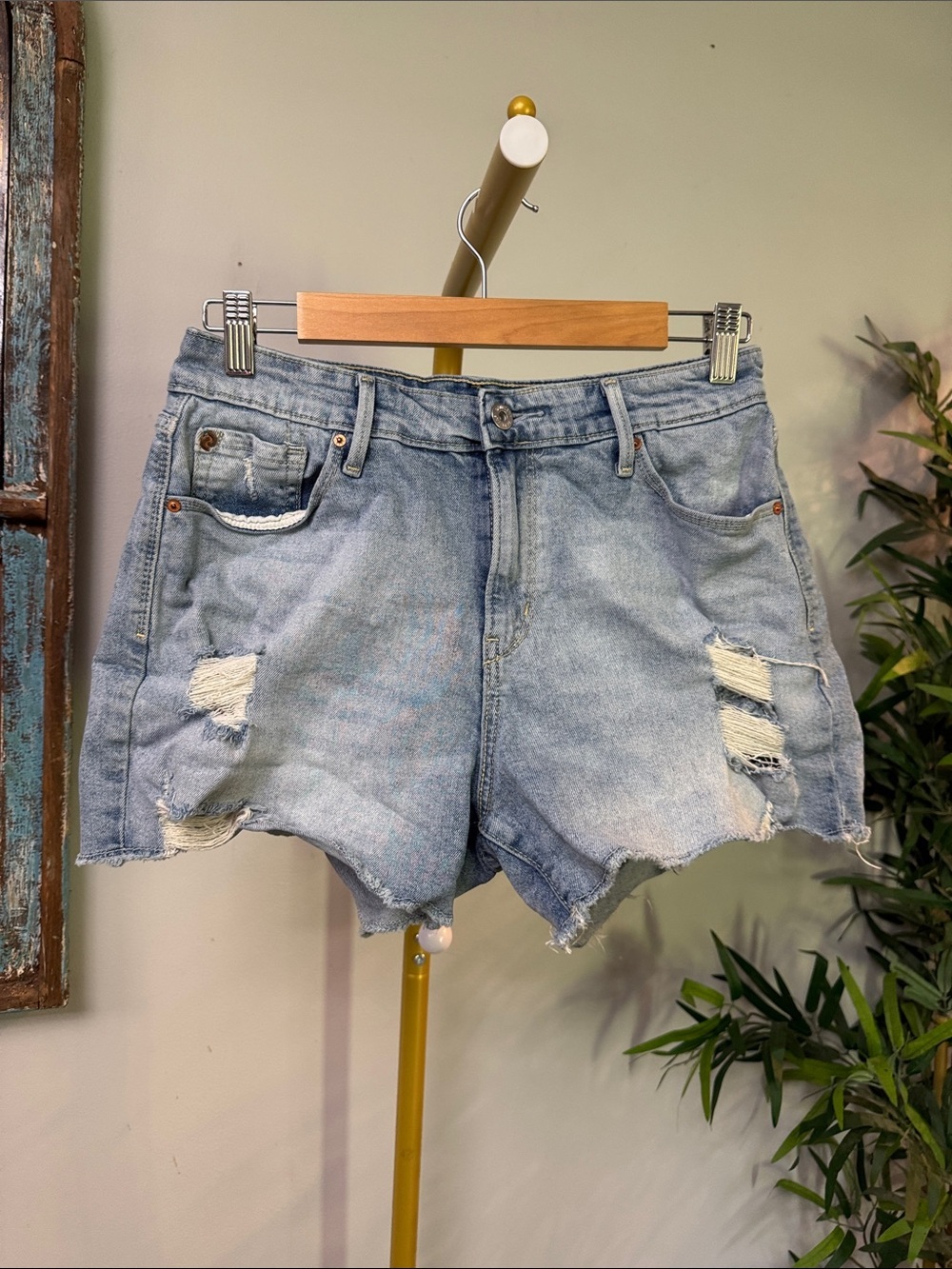 Levi's high rise Light Blue Distressed Denim Shorts EUC 8/29